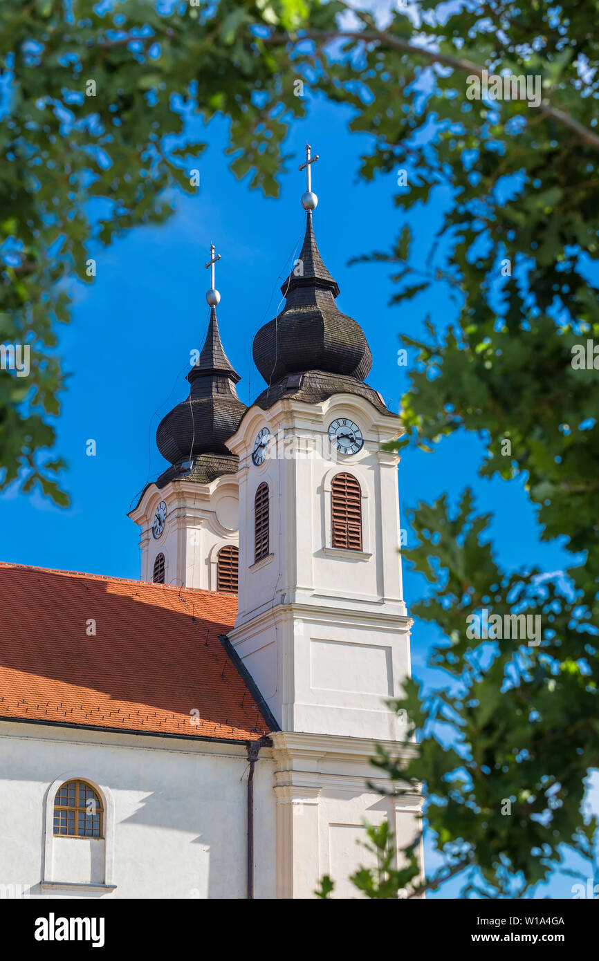 Clocher de l'Église à l'abbaye bénédictine sur la péninsule de Tihany. Hongrie Banque D'Images