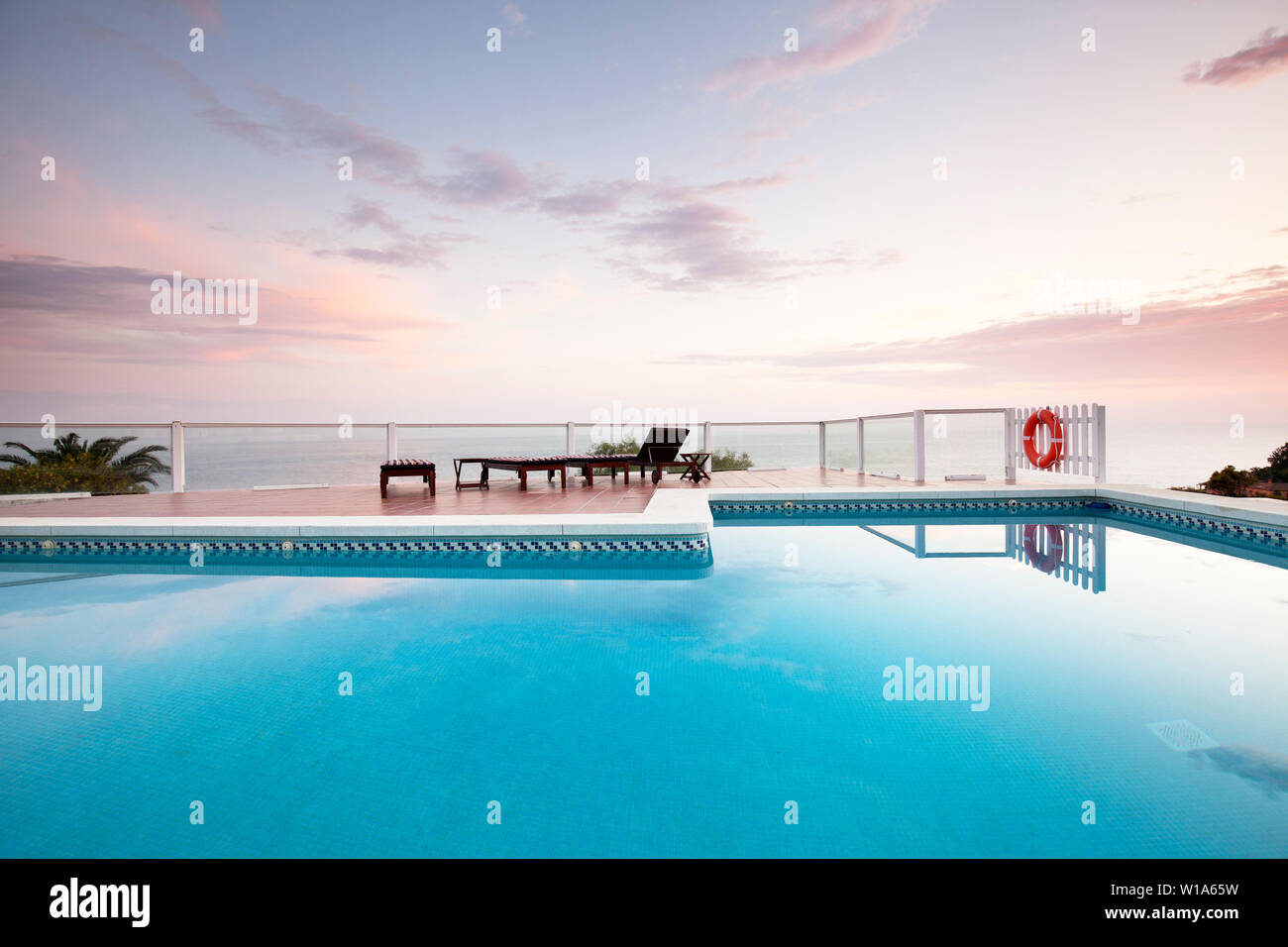 Une piscine donnant sur l'océan Atlantique à Zahara en Espagne. Banque D'Images