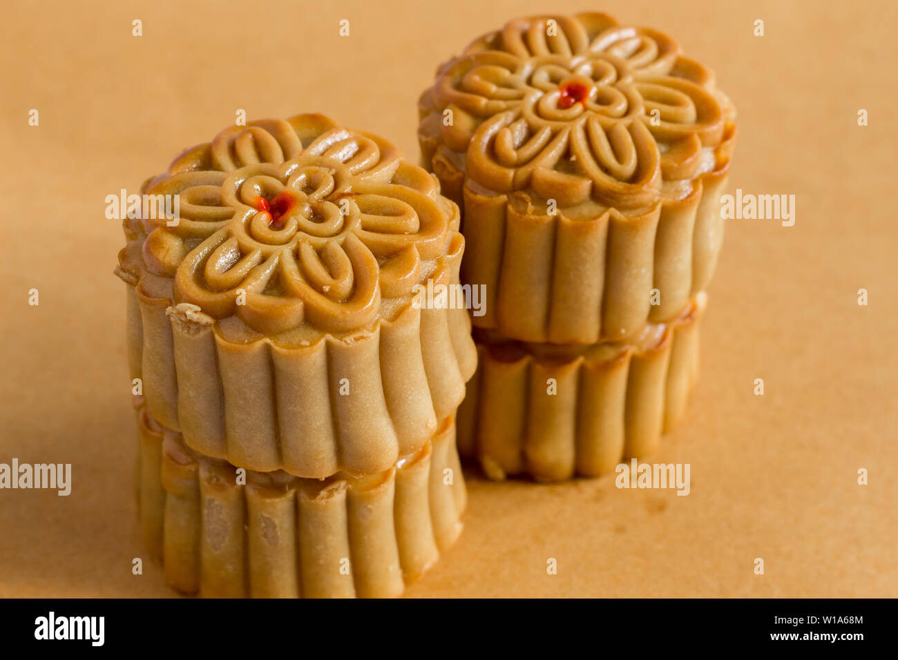 Au milieu des gâteaux de fête d'automne. Mooncake festival de mi-automne isolé sur fond brun. Gâteau de Lune sur fond brun Banque D'Images