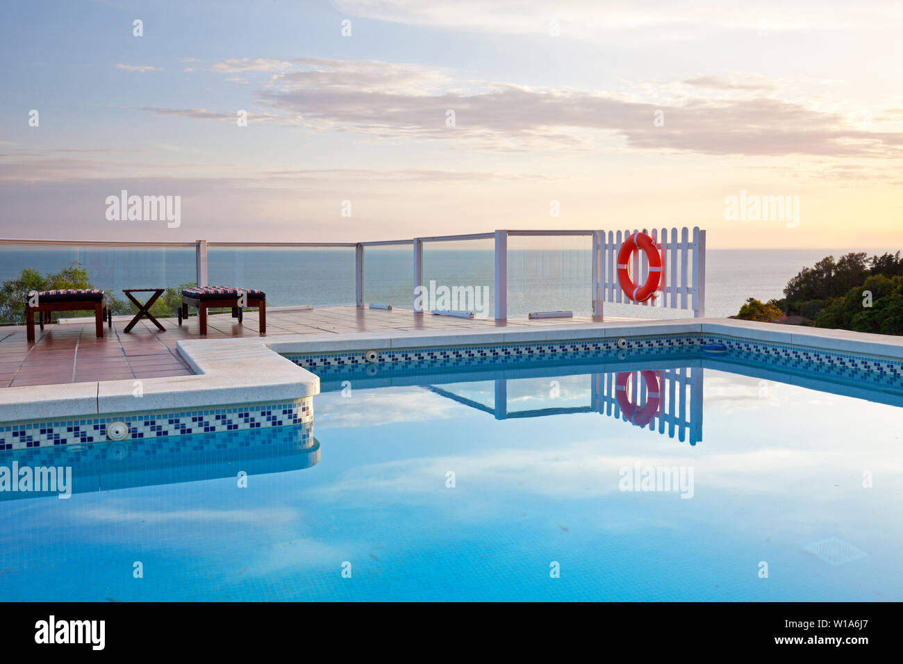 Une piscine donnant sur l'océan Atlantique à Zahara en Espagne. Banque D'Images