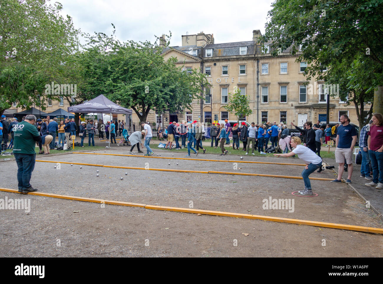 Sciage UK ; gens jouer aux boules dans le centre-ville de Bath, Bath, Somerset, Angleterre, Royaume-Uni Banque D'Images