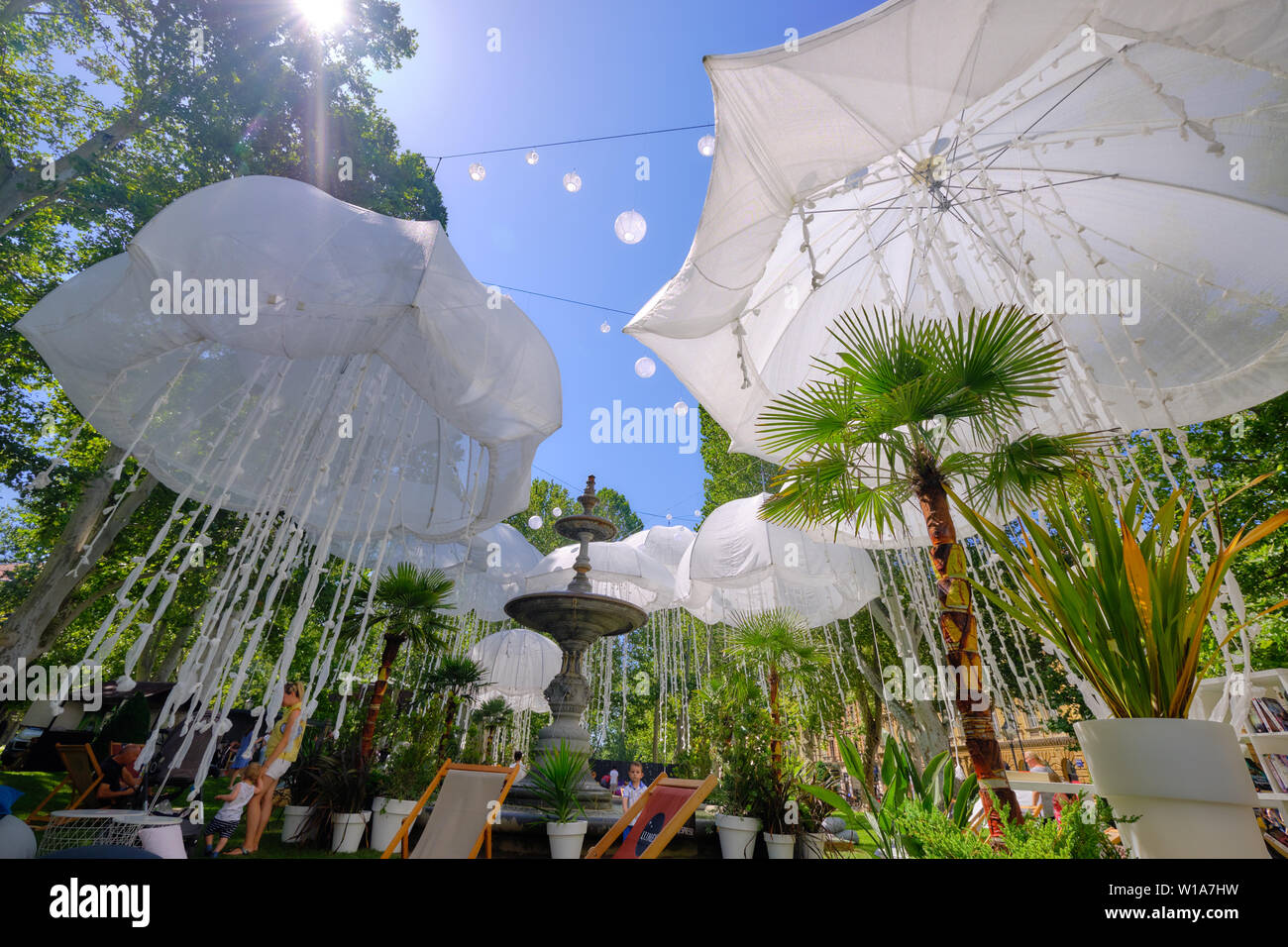 Zagreb, Croatie, 1 juillet 2019. Installation d'une station en lumen Park. Les gousses en vert à l'extérieur du parc de la ville, sous des parasols suspendus comme squid Banque D'Images
