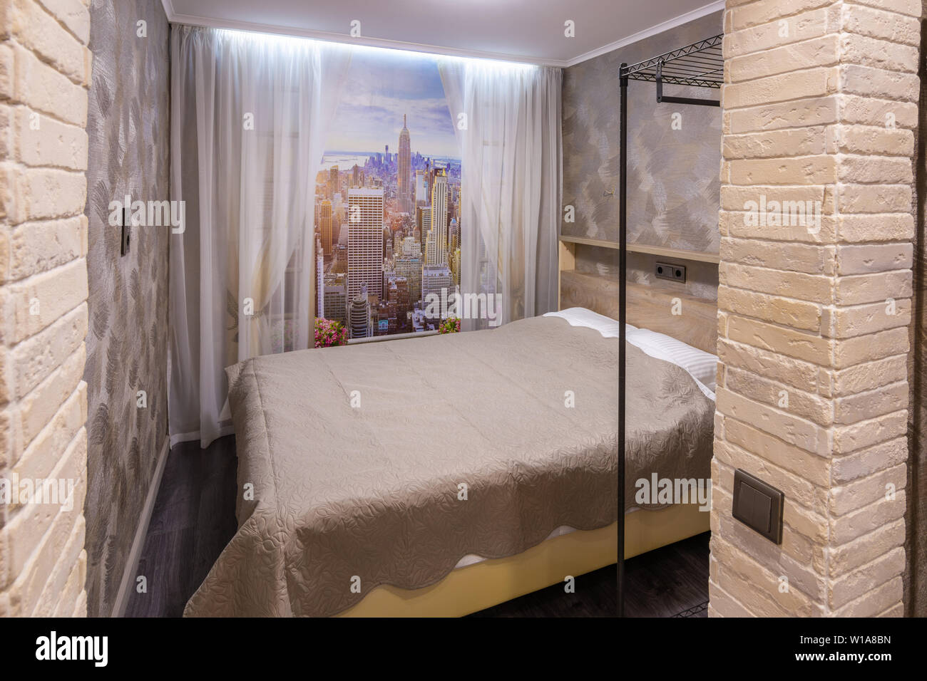 L'Anapa, Russie - le 27 juin 2019 : Fragment d'une petite chambre à coucher dans une chambre d'hôtel Banque D'Images