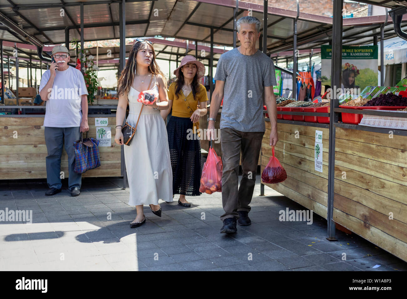 Belgrade, Serbie, 28 juin 2019 : les consommateurs en marchant le long du Marché vert Zemun Banque D'Images