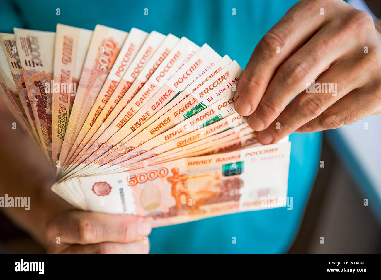 Comptage d'affaires de l'argent, monnaie Rouble russe et concepts financiers. riches. Nouveaux billets de 5000 roubles dans les mains des hommes.L'investissement, d'économiser de l'argent Banque D'Images