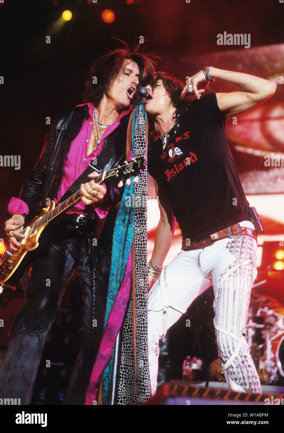Groupe de rock américain Aerosmith avec Joe Perry à gauche et Steve Tyler à la Hyundai Pavilion le 18 octobre 2003 à Devor, en Californie. Photo : Jeffrey Mayer Banque D'Images