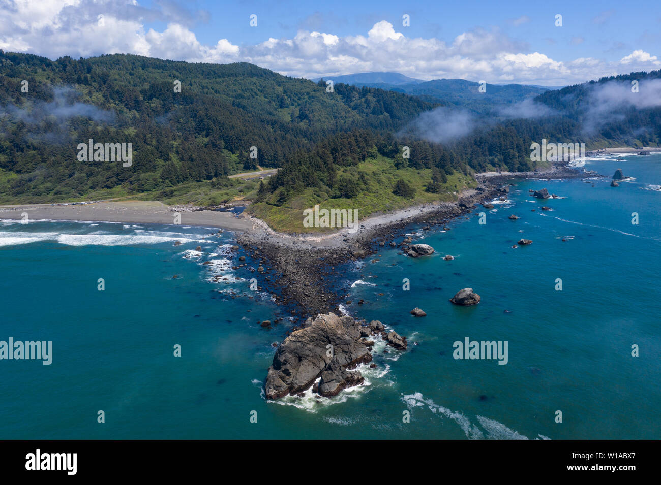 Vu d'une vue à vol d'oiseau, le froid, les eaux riches en nutriments de l'océan Pacifique se laver à l'encontre de la côte sauvage et pittoresque du nord de la Californie. Banque D'Images