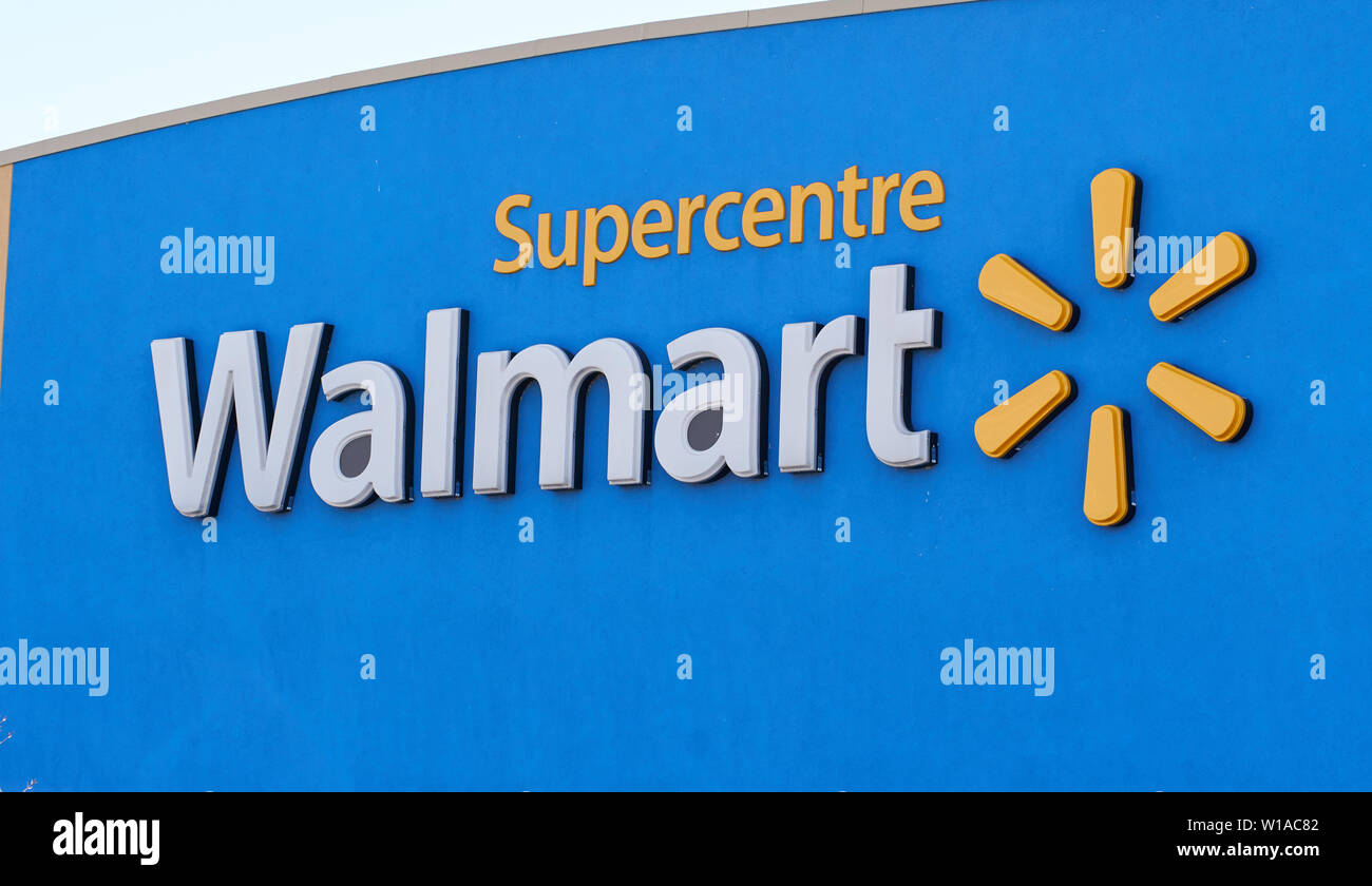 Montréal, Canada - 30 avril 2019 : Walmart store front et le logo. Walmart est une multinationale américaine retail corporation qui exploite une chaîne de l'hyp Banque D'Images