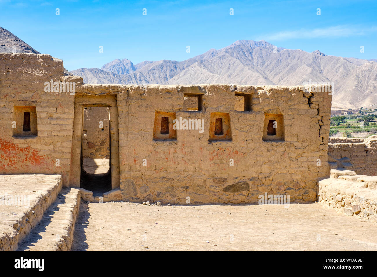 Tambo Colorado, complexe coloré Inca adobe ruines antiques de la ville combinant Chincha et Inca techniques architecturales. Sud du Pérou. Banque D'Images