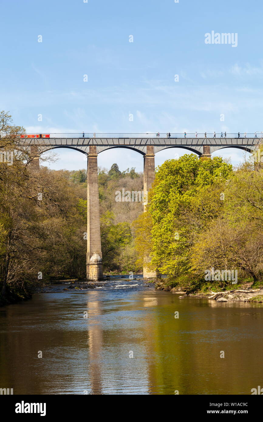 Recherche le long de la rivière Dee vers l'Aqueduc de Pontcysyllte construit Thomas Telford. Maintenant une structure du patrimoine mondial Banque D'Images