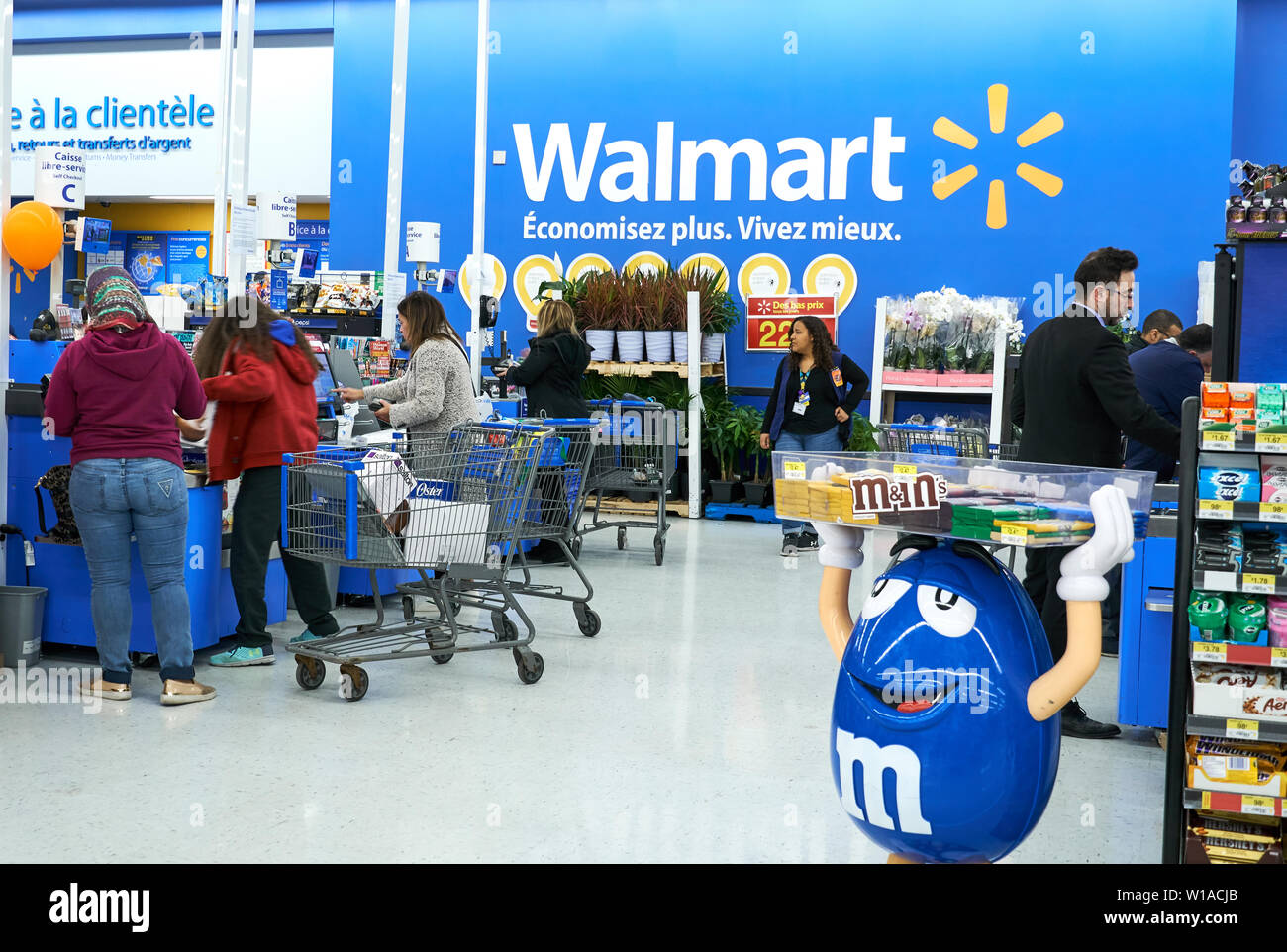 Montréal, Canada - 30 avril 2019 : Les gens de caisse en magasin Walmart. Walmart est une multinationale américaine retail corporation qui exploite une chaîne Banque D'Images