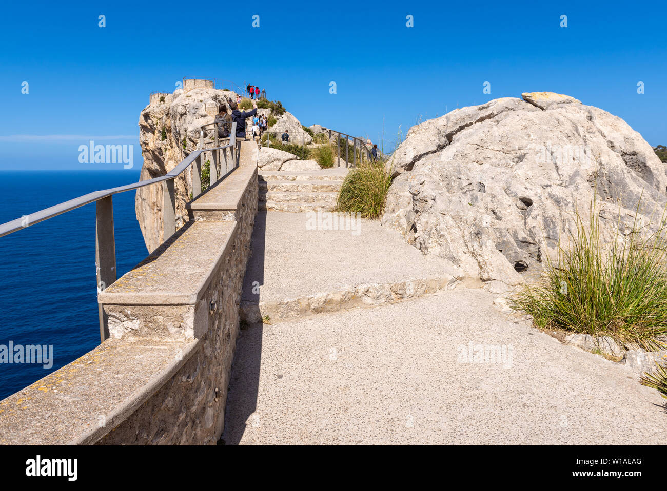 Allée vers le mirador es Colomer - le point de vue principal à Cap de Formentor situé sur plus de 200 m de haut rocher. Mallorca, Espagne Banque D'Images