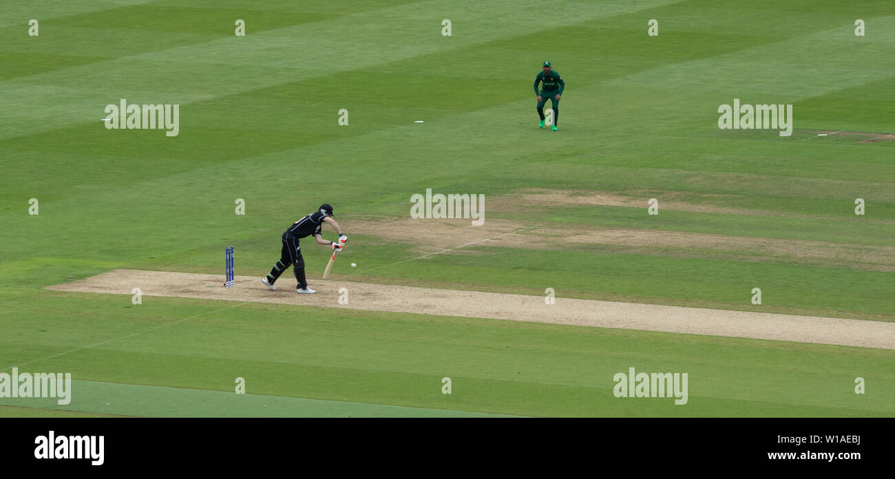 28 juin 2019 - Nouvelle Zélande l'exécution d'un batteur parfait avant la défense pendant leur 2019 ICC Cricket World Cup Match contre le Pakistan à Edgbaston Banque D'Images