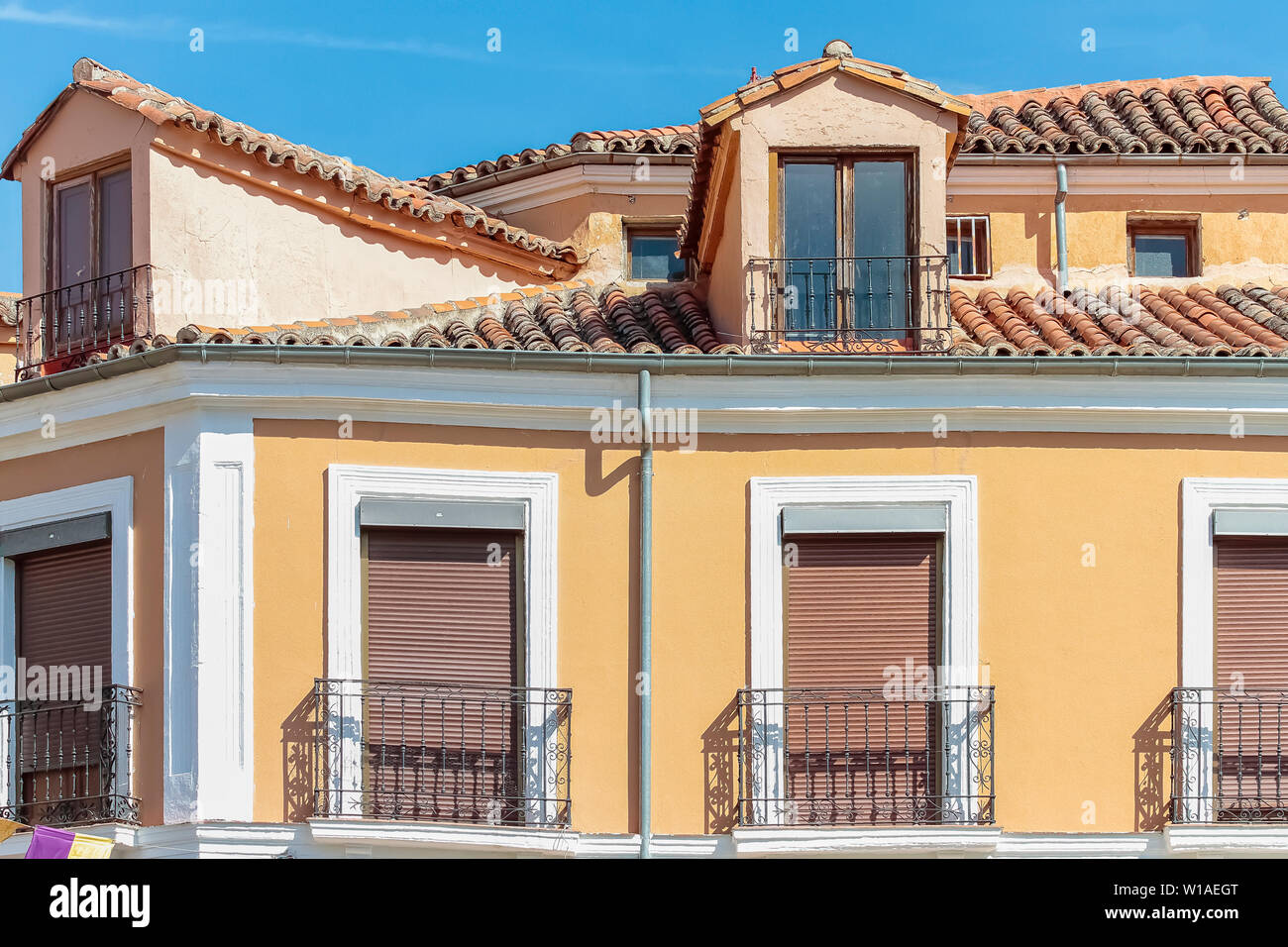 Contraste entre les greniers avec toit tuiles anciennes et modernes appartements d'un bâtiment réhabilité Banque D'Images