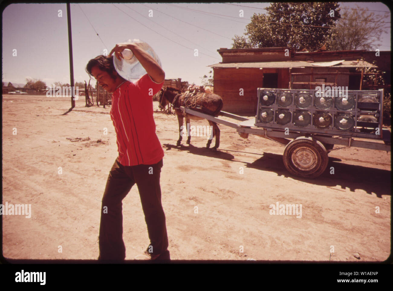 Un vendeur fournit de l'EAU EN BOUTEILLE À PARTIR D'UNE SOURCE VOISINE À UNE MAISON À MEXICALI, MEXIQUE. L'eau du fleuve Colorado n'est pas potable ici Banque D'Images