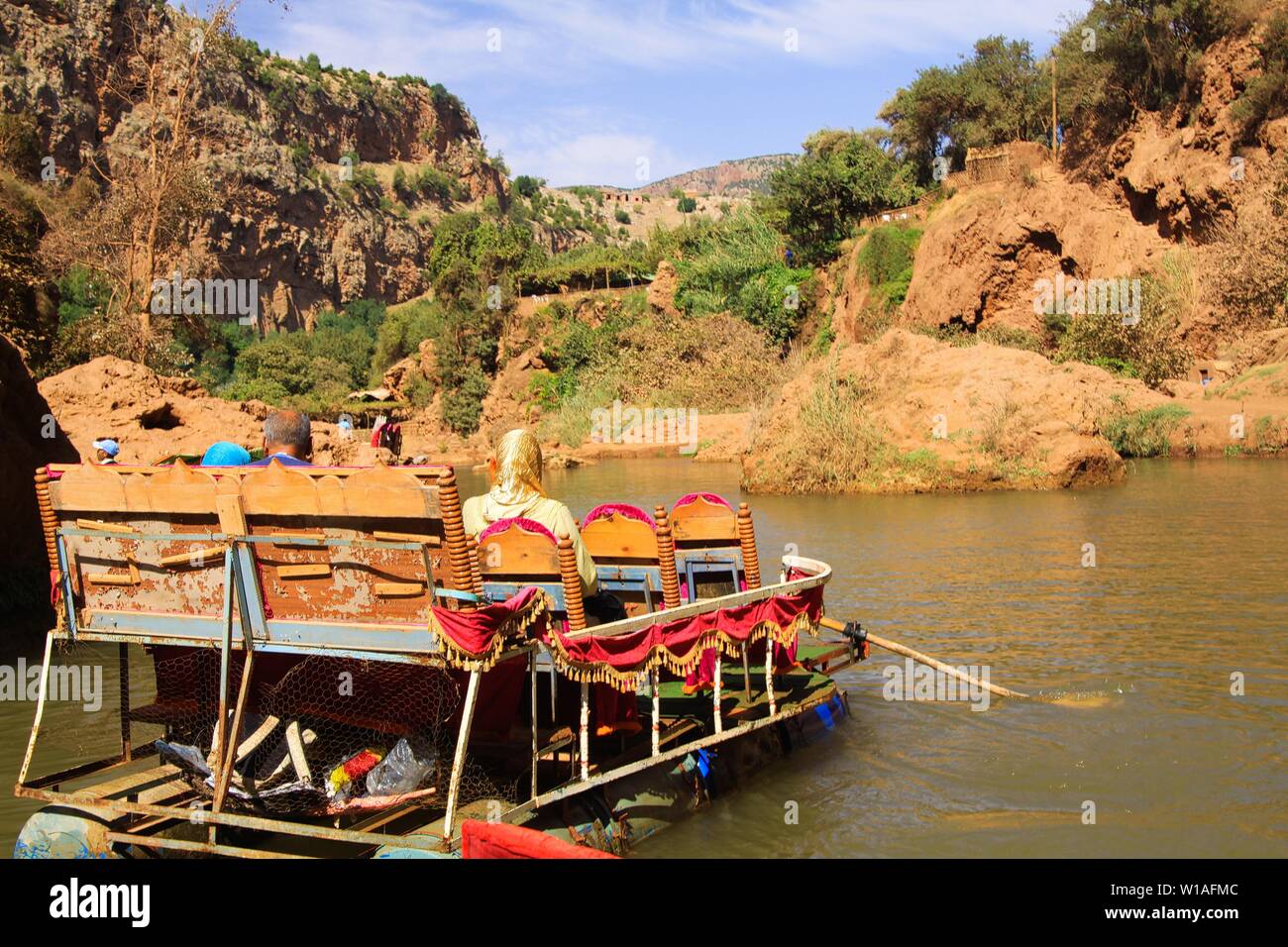 Vue sur la rivière dans la vallée de l'Ourika avec radeau colorés en bois et famille musulmane - Maroc Banque D'Images