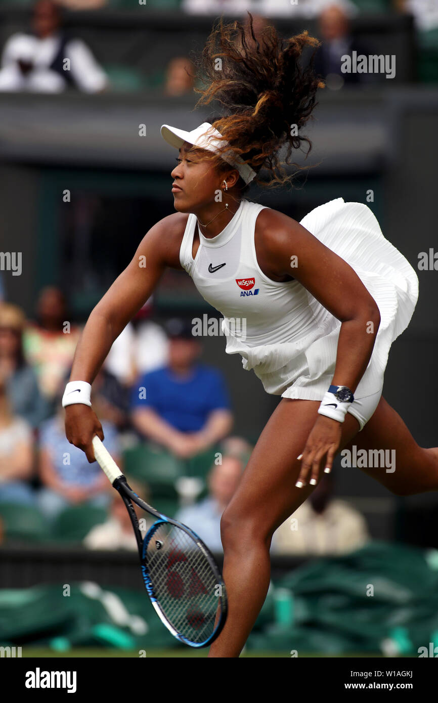 Wimbledon, Royaume-Uni. 1 juillet 2019 - numéro 2 du Japon Osaka Naomi de semences pendant son premier tour à perte Yulia Putintseva du Kazakhstan dans l'action journée d'ouverture sur le Court Central de Wimbledon. Crédit : Adam Stoltman/Alamy Live News Banque D'Images