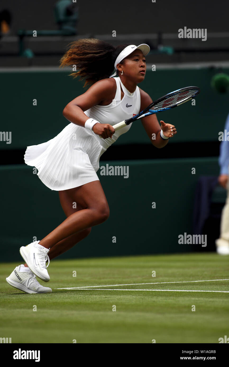 Wimbledon, Royaume-Uni. 1 juillet 2019 - numéro 2 du Japon Osaka Naomi de semences pendant son premier tour à perte Yulia Putintseva du Kazakhstan dans l'action journée d'ouverture sur le Court Central de Wimbledon. Crédit : Adam Stoltman/Alamy Live News Banque D'Images