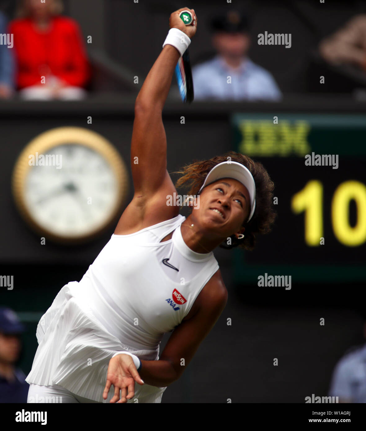 Wimbledon, Royaume-Uni. 1 juillet 2019 - numéro 2 du Japon Osaka Naomi de semences pendant son premier tour à perte Yulia Putintseva du Kazakhstan dans l'action journée d'ouverture sur le Court Central de Wimbledon. Crédit : Adam Stoltman/Alamy Live News Banque D'Images