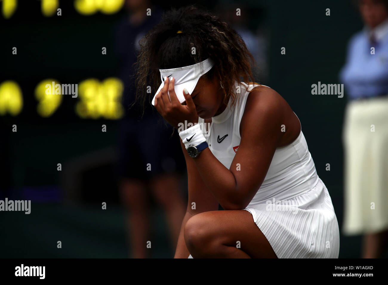 Wimbledon, Royaume-Uni. 1 juillet 2019 - numéro 2 du Japon Osaka Naomi semences se bloque sa tête au cours de son premier tour à perte de Yulia Putintseva Kazakhstan au cours de l'action du premier cycle sur le Court Central de Wimbledon. Crédit : Adam Stoltman/Alamy Live News Banque D'Images