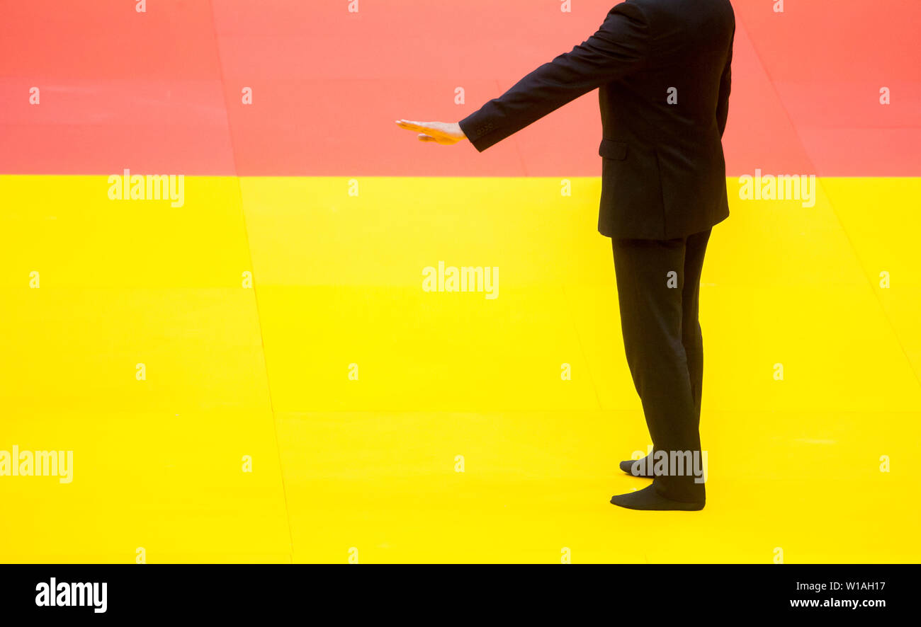 Arbitre sur un tapis de lutte jaune dans la salle de sport Banque D'Images