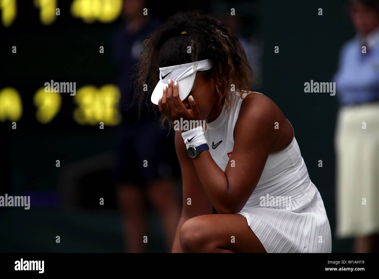 Wimbledon, Royaume-Uni. 1 juillet 2019 - numéro 2 du Japon Osaka Naomi semences se bloque sa tête au cours de son premier tour à perte de Yulia Putintseva Kazakhstan au cours de l'action du premier cycle sur le Court Central de Wimbledon. Crédit : Adam Stoltman/Alamy Live News Banque D'Images