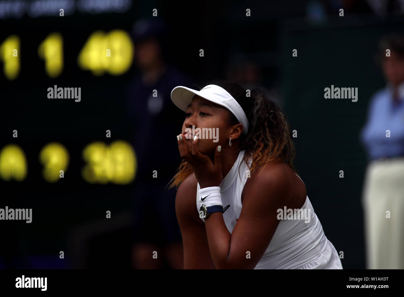 Wimbledon, Royaume-Uni. 1 juillet 2019 - numéro 2 du Japon Osaka Naomi semences se bloque sa tête au cours de son premier tour à perte de Yulia Putintseva Kazakhstan au cours de l'action du premier cycle sur le Court Central de Wimbledon. Crédit : Adam Stoltman/Alamy Live News Banque D'Images