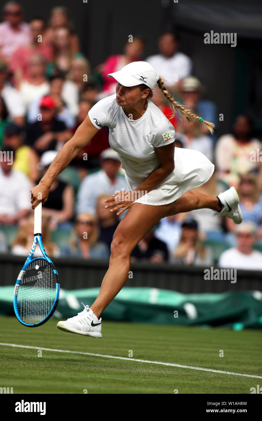 Wimbledon, Royaume-Uni. 1 juillet 2019 - Yulia Putintseva du Kazakhstan en action au cours de son premier tour victoire sur le numéro 2 du Japon Osaka Naomi de graines au cours de l'action du premier cycle sur le Court Central de Wimbledon. Crédit : Adam Stoltman/Alamy Live News Banque D'Images