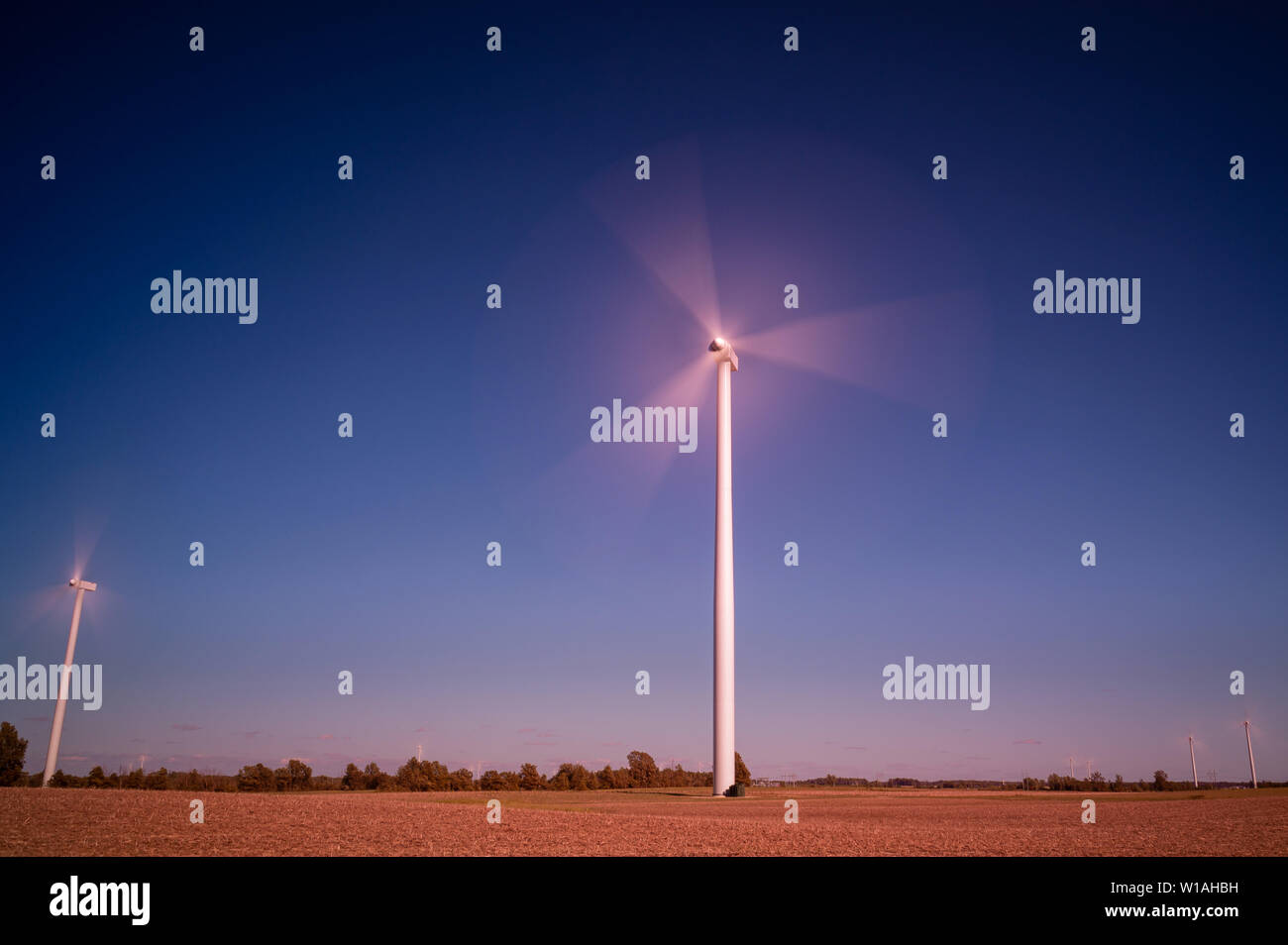 Éolienne à axe horizontal lames tournent dans le vent, la création de l'énergie éolienne ou l'énergie éolienne au centre de l'Indiana. © 2019 Mark Bealer Tous droits réservés Banque D'Images