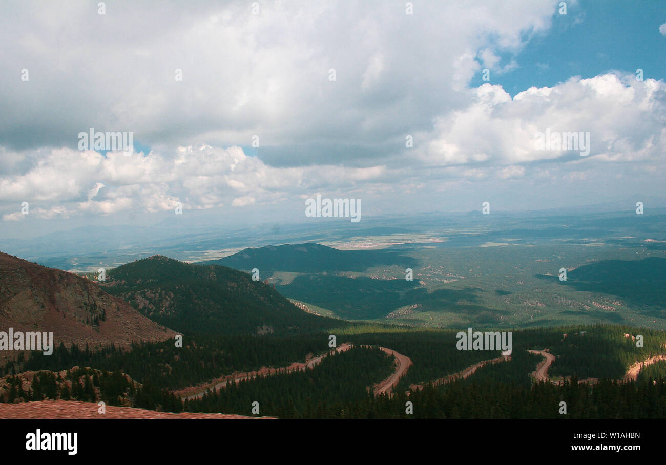 Une route sinueuse de montagne l'été ou le printemps Banque D'Images