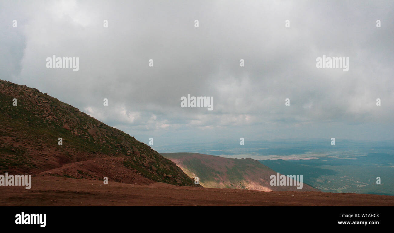 Paysage de montagne avec des nuages sur un jour d'été ou de printemps Banque D'Images