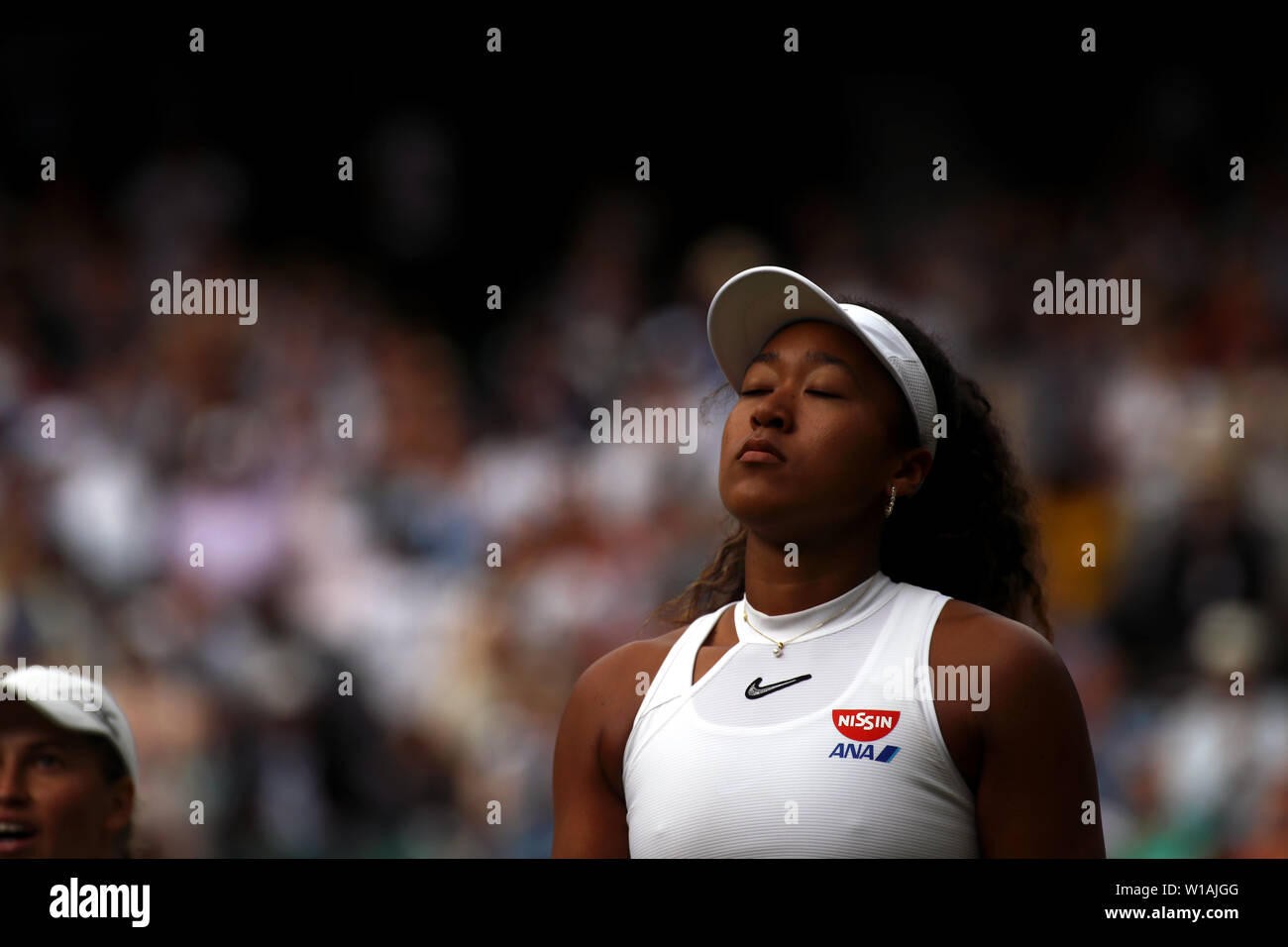 Wimbledon, Royaume-Uni. 1 juillet 2019 - numéro 2 du Japon Osaka Naomi de semences après sa perte pour Yulia Putintseva du Kazakhstan au cours de l'ouverture d'action journée sur le Court Central de Wimbledon. Crédit : Adam Stoltman/Alamy Live News Banque D'Images