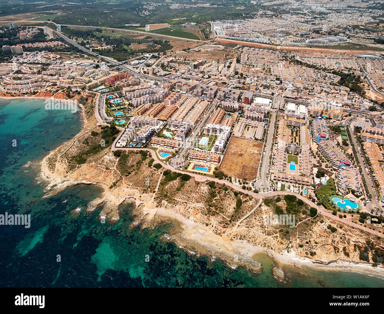 Photographie aérienne du point de vue de drone baie turquoise de la mer Méditerranée et le littoral eaux Cabo Roig Torrevieja à partir de ci-dessus à l'été, Province de Banque D'Images