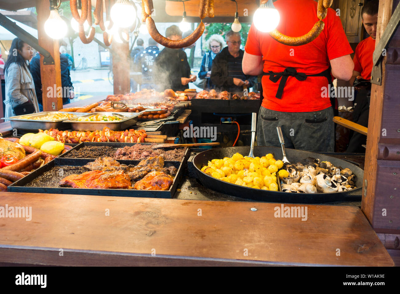 Food en plein air chaud de cuisson des aliments polonais, Cracovie, Pologne, Europe. Banque D'Images