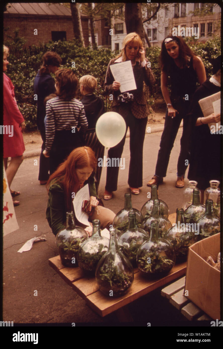 Bouteilles en verre soufflé ANTIQUE ÉTAIENT PARMI LES ATTRACTIONS SUR L'AFFICHAGE À LA FÊTE DU PRINTEMPS À CARL SCHURZ PARK, entre l'EAST END AVENUE ET DE L'EAST RIVER, DANS L'Upper East Side de Manhattan Banque D'Images