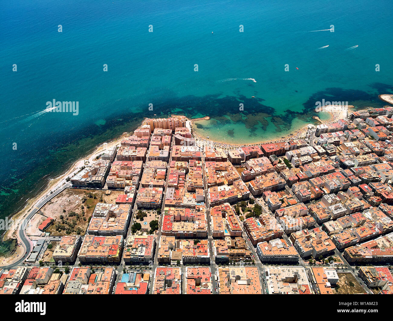 Photographie aérienne du point de vue de drone Torrevieja resort ville espagnole à partir de ci-dessus. Turquoise idyllique baie de Méditerranée seascape Banque D'Images