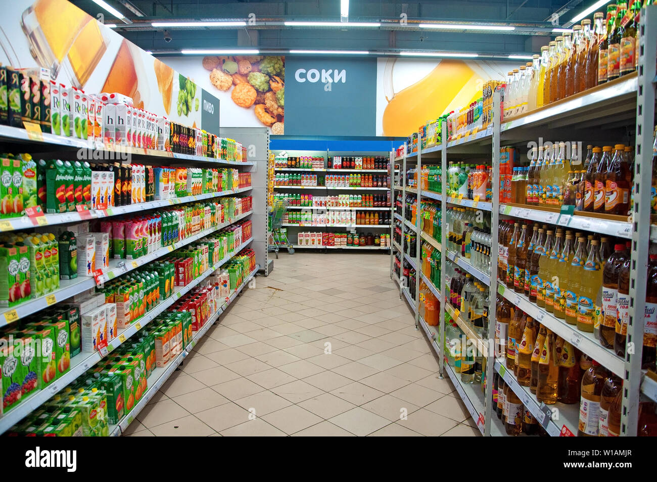 La Russie, l'Supermarket-July 12019-compteurs hypermarché de boissons sur les étagères Banque D'Images