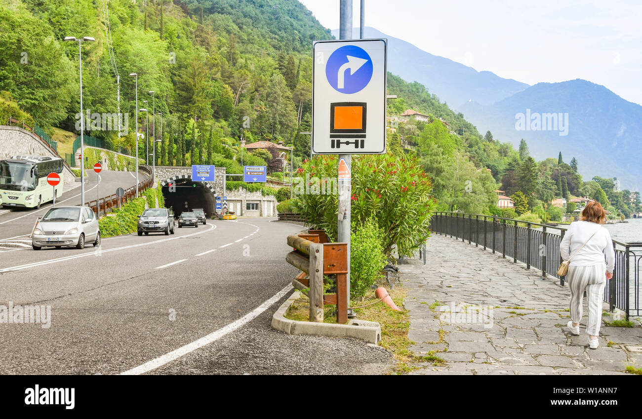 Le lac de Côme, Italie - Juin 2019 : personne qui marche sur le sentier qui s'étend sur plusieurs kilomètres autour du lac de Côme - la Voie verte del Lago di Como. Sur la gauche je Banque D'Images