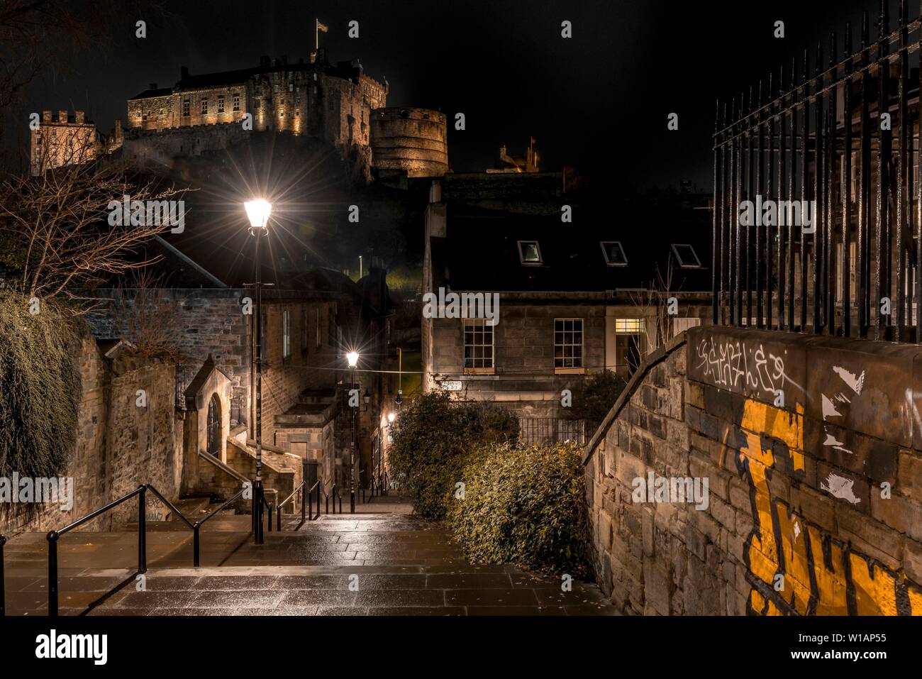 Château illuminé la nuit, le château d'Édimbourg à partir de l'Vennel Viewpoint, vieille ville historique, Édimbourg, Écosse, Royaume-Uni Banque D'Images