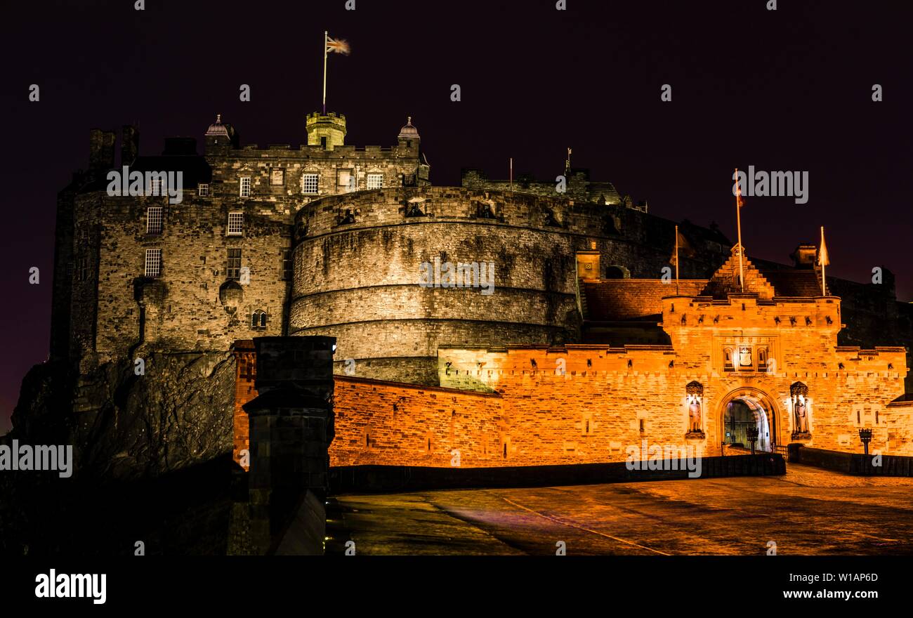 Château illuminé la nuit, le château d'Édimbourg, de la vieille ville historique d'Edimbourg, Ecosse, Grande-Bretagne Banque D'Images