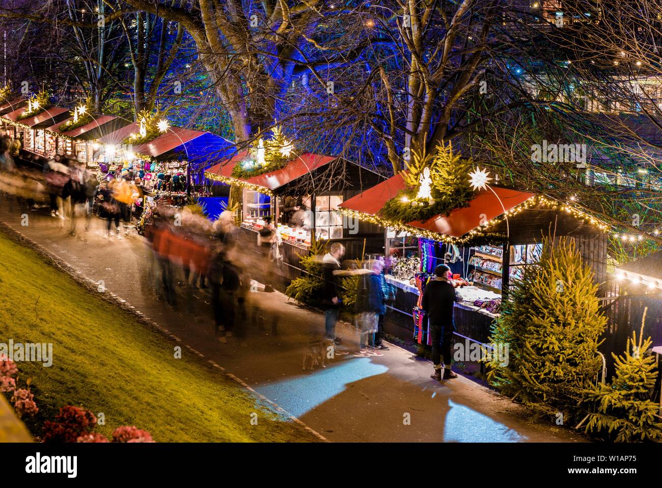 Marché de Noël, Marché de Noël par nuit d'Édimbourg, Edinburgh, Ecosse, Royaume-Uni Banque D'Images
