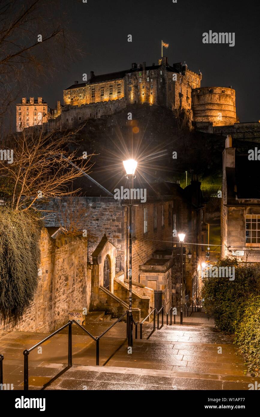 Château illuminé la nuit, le château d'Édimbourg à partir de l'Vennel Viewpoint, vieille ville historique, Édimbourg, Écosse, Royaume-Uni Banque D'Images