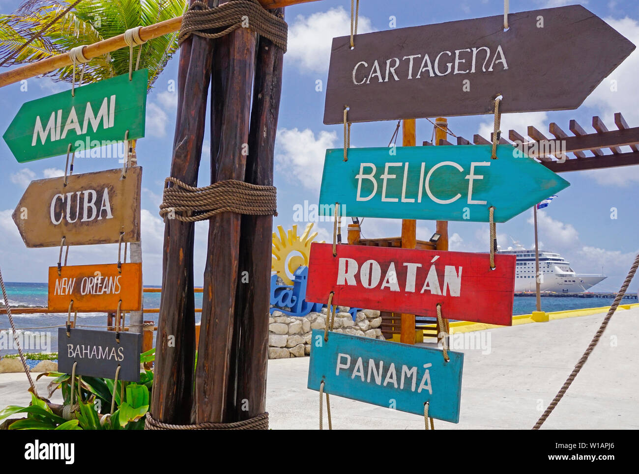 Panneaux de destination sur dock à Costa Maya, Mexique. Banque D'Images