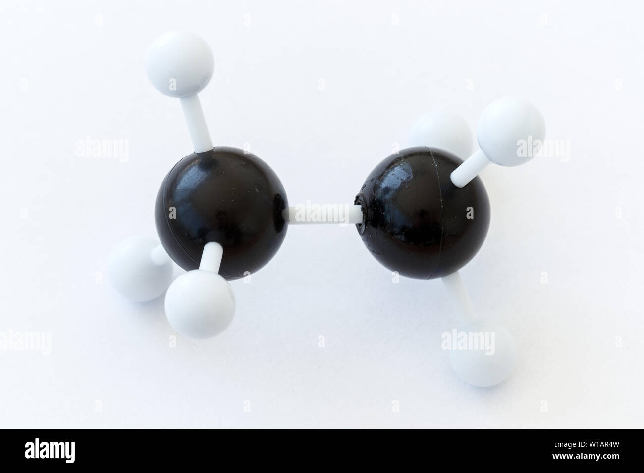 Balle en plastique et le bâton, modèle d'une molécule d'éthylène ou l'éthylène (C2H6) sur un fond blanc. Banque D'Images