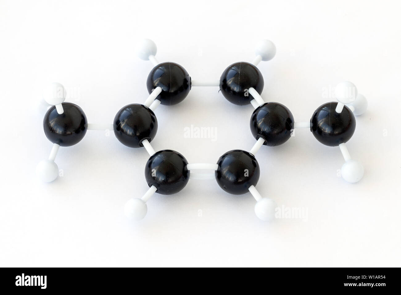 Balle en plastique et le bâton, d'un modèle 1,4 diméthylbenzène ou para-xylène molécule (CH3)2C6H4, l'un des g) Xylène, illustré avec kekule structure. Banque D'Images
