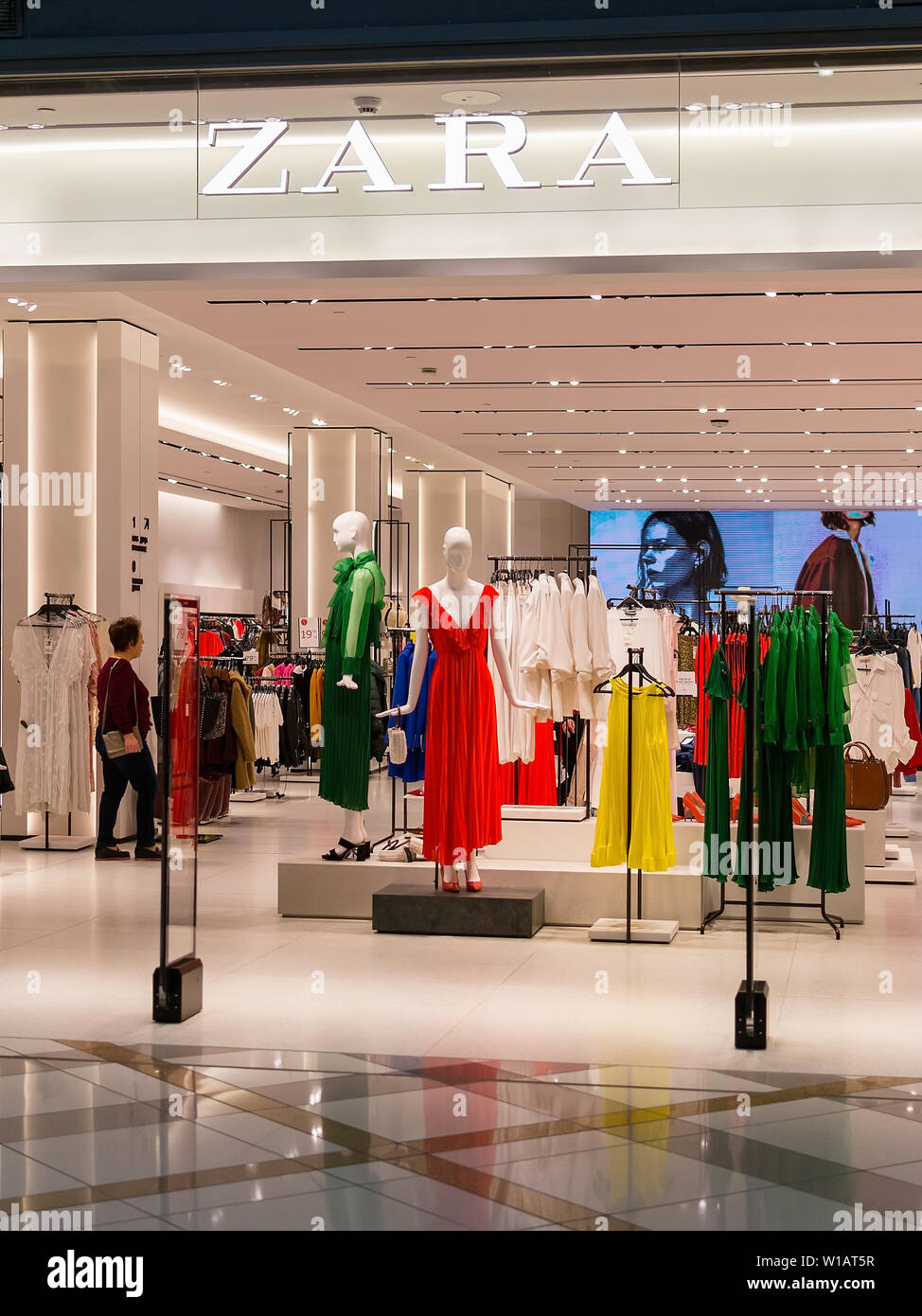 Varna, Bulgarie, le 17 mars 2019. Entrée de boutique Zara dans le Grand  Mall shopping center. À la mode et lumineux vente de Zara en Bulgarie Photo  Stock - Alamy