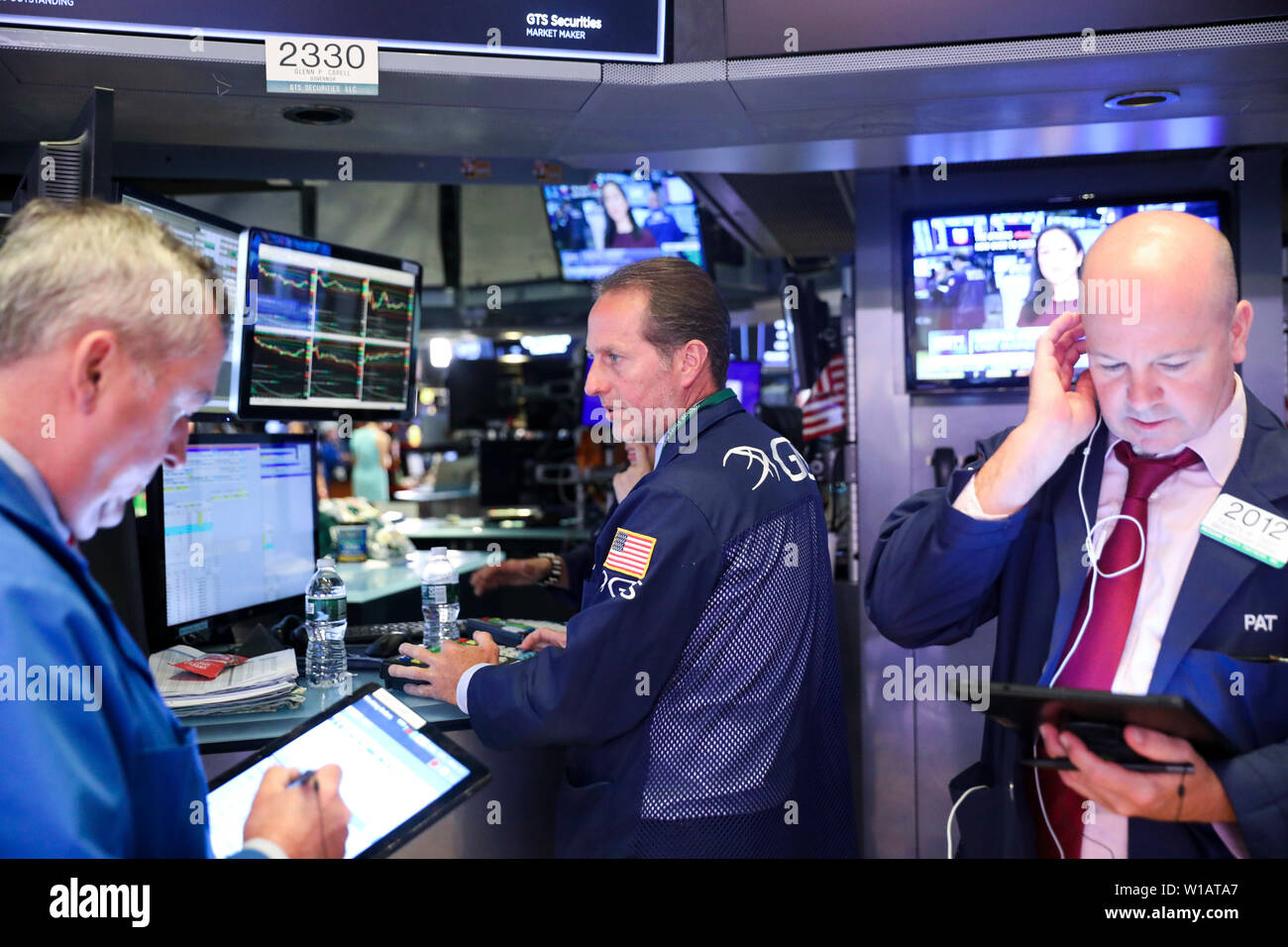 New York, USA. 1er juillet 2019. Traders travailler à la Bourse de New York à New York, États-Unis, 1 juillet 2019. Stocks américains plus élevés s'est terminé lundi. Le Dow Jones Industrial Average a augmenté de 0,44  % à 26 717,43, le S&P 500 a gagné 0,77  % à 2 964,33, et l'indice composé Nasdaq 1,06  % était à 8 091,16. Credit : Wang Ying/Xinhua/Alamy Live News Banque D'Images