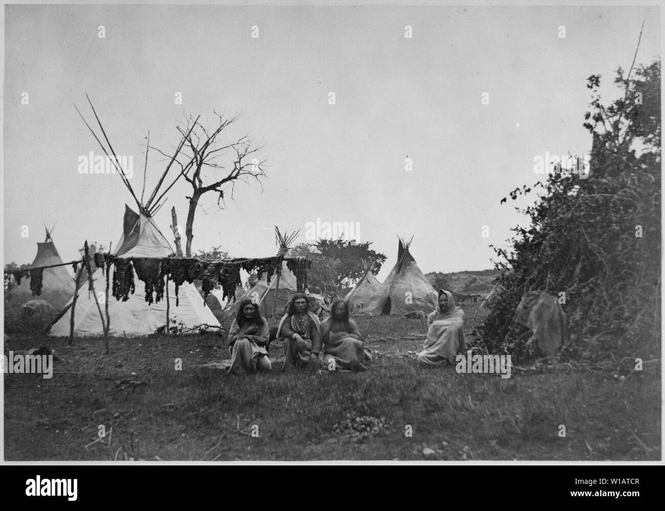 Les Arapaho camp avec la viande de bison le séchage près de Fort Dodge, Iowa, 1870 ; Portée et contenu : Cheyenne Lodges (annotations crayon lire William S. Soule et les Arapaho Camp près de Fort Dodge). Banque D'Images