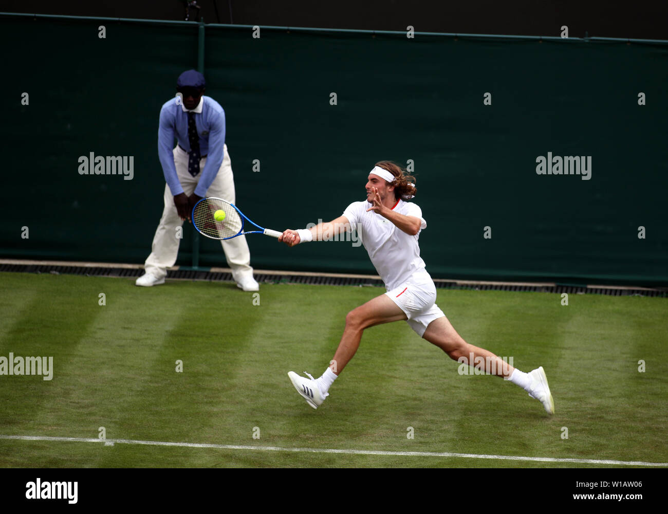 Wimbledon, 1er juillet 2019 Tsitsipas - Stefanos de Grèce en poste au cours de son premier match contre Thomas Fabbiano de l'Italie dans l'action journée d'ouverture de Wimbledon. Fabiano contrarié pour passer à Tsitsipas le deuxième tour. Banque D'Images