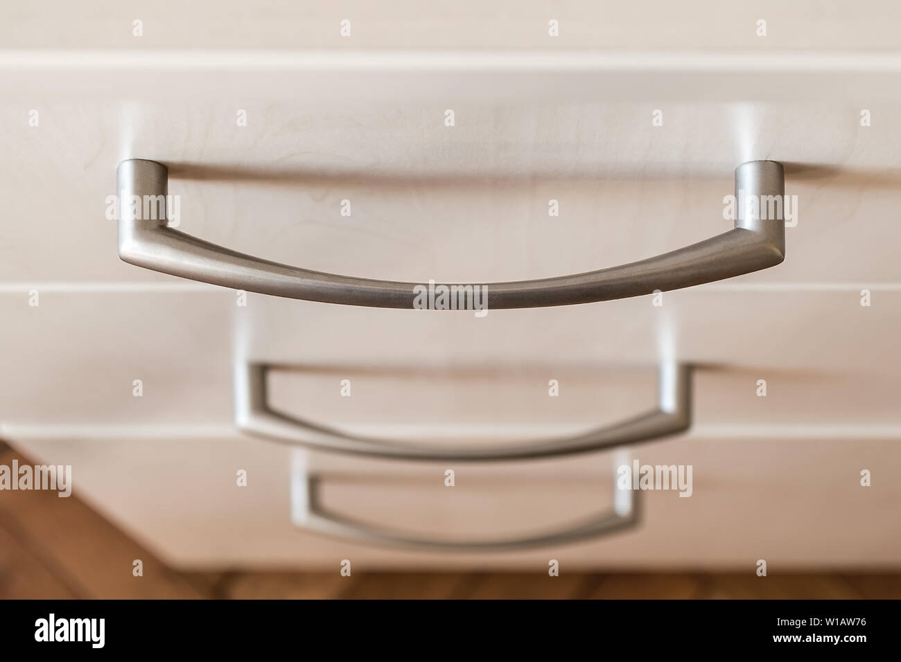Close up of metal poignée d'un tiroir. Commode en bois moderne de couleur claire. Concept de mobilier accueil minimaliste. Banque D'Images